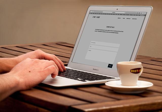 création de site fiable les avantages de avec l'IA